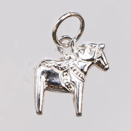 Hänge, dalahäst, längd 12,3mm, bredd 12,2mm,  925/1000 silver.  Vikt: 1,9 g