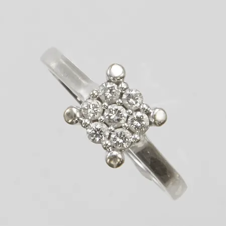 Ring med diamanter 7 x ca 0,03ct stl: 17, bredd: 2-8mm, vitguld, GHA, 18K Vikt: 3,1 g