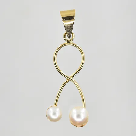 Hänge med odlade pärlor Ø4-5mm, längd 30mm, bredd 10mm, 18K. Vikt: 1,3 g