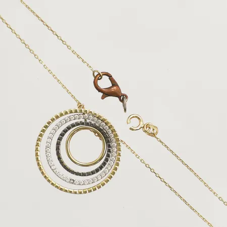 Collier med vita stenar 43cm Ø25mm 1 sten saknas defekt lås samt 1 lås i oädel metall 18K bruttovikt 7,2g Vikt: 7,2 g