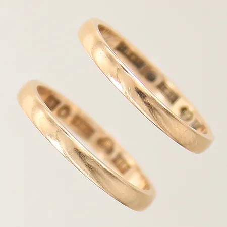 Ringar två stycken bredd 2-3mm gravyrer 18K Vikt: 4,4 g
