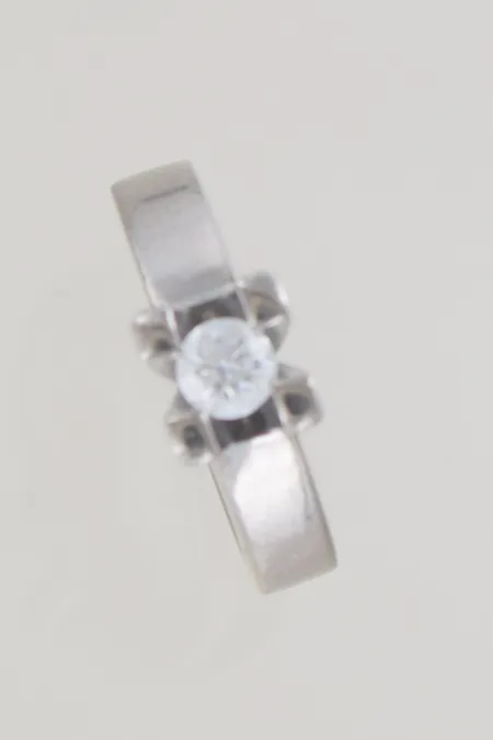 Ring med diamant 0,33ct stl:15¾ + 1 ljusblå sten på insidan av skenan, graverad handgjord 18K Vikt: 12,3 g
