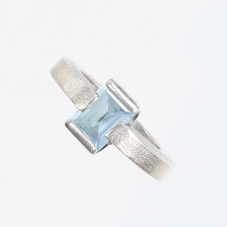 Ring med slipad blå sten stl:18 bredd 3-10mm möjligen stämplad FHS silver 925/1000 Vikt: 9,8 g