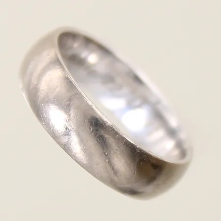 Ring slät stl:18¼ bredd 6mm Schalins vitguld, gravyr 18K Vikt: 8,3 g