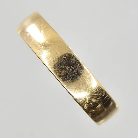 Ring stl:19½, bredd 5mm, gravyr, 18K. Vikt: 6,6 g