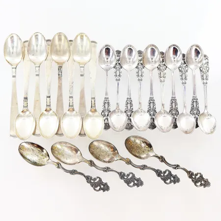 8 kaffeskedar Rosenholm, 4 kaffeskedar norsk modell, 10 moccaskedar Ceson, alla med repor/skevheter, silver 830/1000. Vikt: 276,8 g