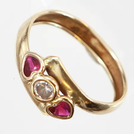 Ring med vit samt röda stenar stl:17½ bredd: 4-8mm, skev skena, 14K Vikt: 1,2 g