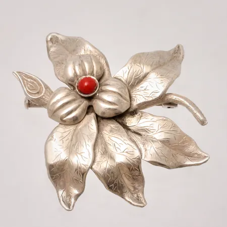 Brosch i silver med en röd sten, 830/1000, 45mm, bredd ca 36mm, 7,66g.