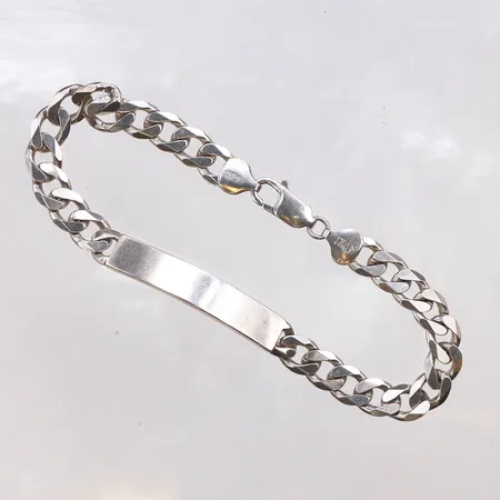 Armband med bricka, längd 23cm, bredd 8,3mm, ograverad, 925/1000 silver. Vikt: 25,4 g