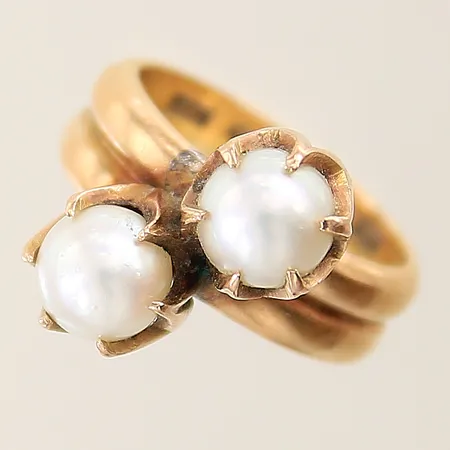 Ring med odlade pärlor stl:17¼ bredd 6,2-16,5mm ihoplödda ringar fattning i 14K gravyr 18K Vikt: 9,9 g