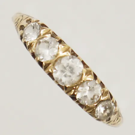 Ring med vita stenar stl:19¼ bredd 1,3mm 18K Vikt: 2,3 g