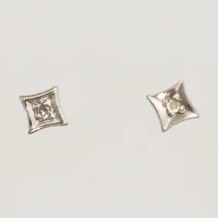 Ett par örhängen med diamanter 2x0,005ct Ø3mm saknar lås något skev vitguld 18K Vikt: 0,4 g