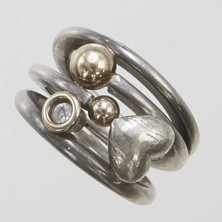 Ring hjärta med vit sten stl: 17¼, bredd: 7-16mm, gulddetaljer i 14K, silver 925/1000, bruttovikt: Vikt: 14,8 g