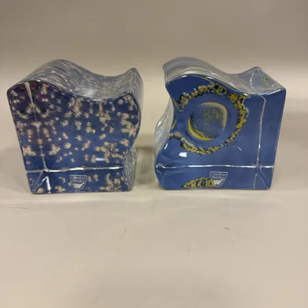 Konstglas i form av två pusselbitar, med Lennart Nilssons bilder av spermier och ägget, fotograferade i samarbete med forskare vid Karolinska Institutet Stockholm, mått ca 8x8x6cm, Orrefors. originalkartong Skickas med postpaket.