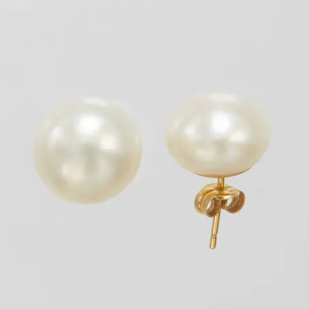 Pärlörhängen, odlade boutonformade sötvattenpärlor Ø10,5mm, stift, GHA, 18K Brv: 3,4g Vikt: 3,4 g
