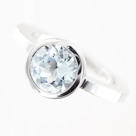 Ring Efva Attling stl:17, akvamarin 2.0ct enligt medföljande intyg/kvitto från E.Attlings butik Hornsgatan Stockholm 2008, skenans bredd 2x3mm, infattning Ø10mm, originaletui, vitguld, 18K Vikt: 7,5 g