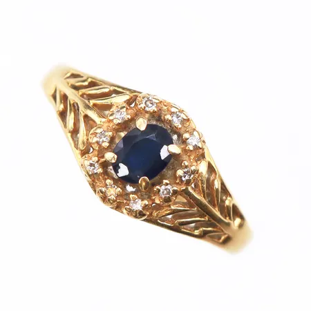 Ring med diamanter och safir, 10x0,005ct, stl:19, bredd 2,2-9,1mm, 18K. Vikt: 3,7 g