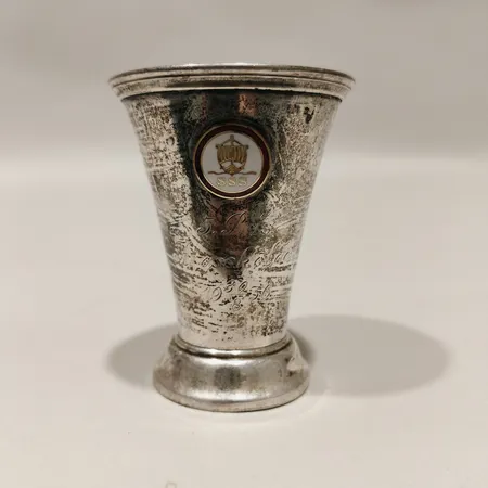 Pokal med emblem höjd ca 6cm, personlig gravyr Silver 830/1000 Vikt: 29,7 g