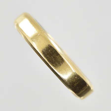 Ring stl:17¼, bredd 4mm, gravyr, 18K. Vikt: 3,7 g
