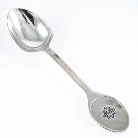 Sked i silver Sigvard Bernadotte för UNICEF. Längd 148 mm.  Vikt 38,5g 925/1000. Repor.
