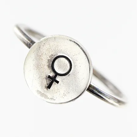 Ring stl:17¼ bredd 1-9mm, silver 925/1000. Vikt: 1,6 g