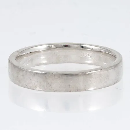 Slät ring i silver. Stl:19¼. Bredd 4,2 mm. Vikt 4,4g 925/1000.