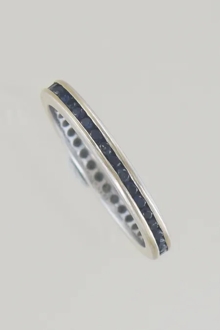Ring med safirer stl:16 bredd 2 mm, 18K Vikt: 2 g