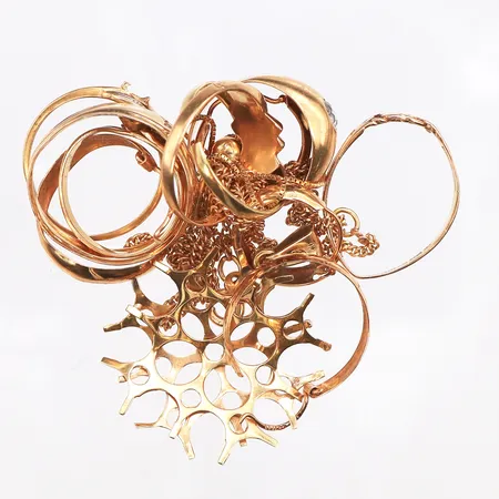 Diverse guld, defekt/gravyrer, diamanter, 18K. Vikt: 17,8 g