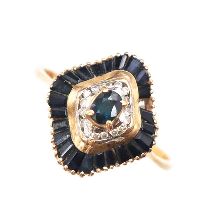 Ring med safirer och små diamanter, stl:20, 17x0,01ct, bredd 1,7-17mm, 1 safir saknas, 18K. Vikt: 4,3 g