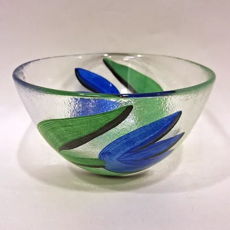 Skål Tulipa Ulrica Hydman-Vallien för Kosta Boda höjd ca 7cm, handmålad dekor, signerad, etikettmärkt, orginal kartong 