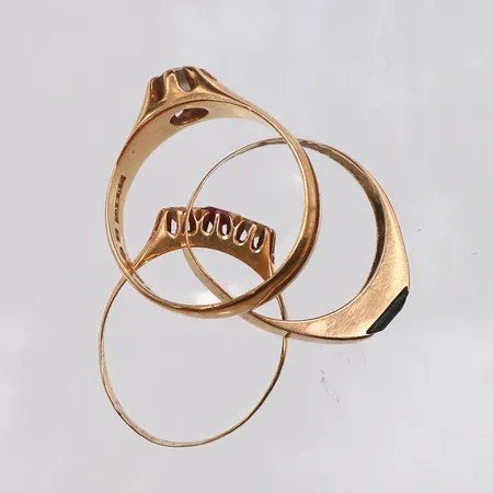 Diverse guld, defekter/gravyrer, stenar, ojämnheter, 18K. Vikt: 7,5 g