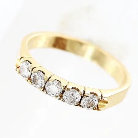 Ring diamanter 5 st totalt 0,40ctv enligt gravyr Schalin stl:16¾ bredd 3mm gravyr slitage på klor 18K.  Vikt: 3,2 g