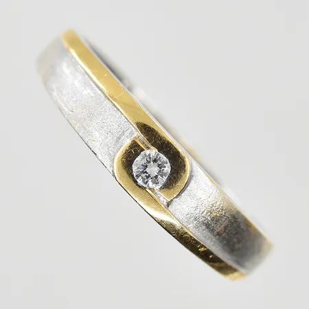 Ring med diamant 0,04ct stl:17¼, bredd 2-4mm, vitguld/gulguld, behov av omrodiering, 18K. Vikt: 2,7 g