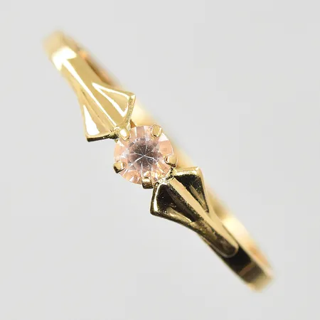 Ring stl:17, bredd 1-3mm, 18K. Vikt: 0,9 g