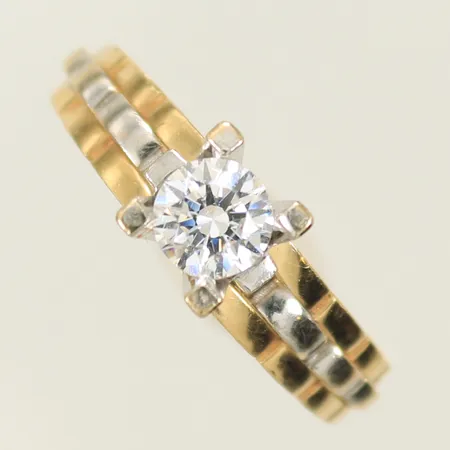 Ring gulguld/vitguld med vit sten, stl 18¼ bredd 3,5-6,5mm, 14K 3g totalt.