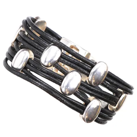 Läderarmband med metall detaljer, bruksslitage på läder.