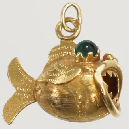 Hänge Fisk med gröna ögon, längd 25,5mm inkl ögla bredd 21mm 18K  Vikt: 4 g