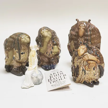 5 Figuriner "Trollen & Tuvstarr" Rosa Ljung i Torekov Samlarserie efter John Bauer, "Trollmor" höjd ca 15cm, "Stornäsa" höjd ca 20cm, hål i filtbotten, "Väldig Haka" höjd ca 18cm, färgbortfall på näsa, "Långöron" höjd ca 16cm, färgbortfall på ena handen, sliten filtmatta, "Prinsessan/Tuvstarr" höjd ca 14cm, samtliga figuriner har etiketter, stengods, äkthetshäfte, inga övriga tillbehör. Kontakta kontor gällande frakt. Skickas med postpaket.