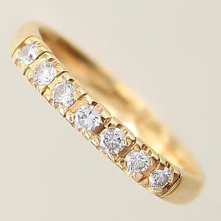 Ring halvallians med diamanter 7 x ca 0,04ct stl:17½ bredd:3mm Heribert Engelbert AB år 1998 18K  Vikt: 3,4 g