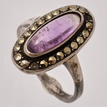 Ring stl15¼ bredd 2-18,2mm, 1st Ametist, mått 5,2x12,4mm, markasiter 2st saknas, silver 925/1000, 2,78g.