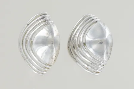 Ett par örhängen höjd 25 mm bredd 20 mm, silver Vikt: 5,7 g