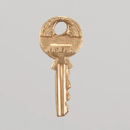 Berlock nyckel längd 19,6mm, bredd 8,5mm, ostämplad 18K Vikt: 0,9 g