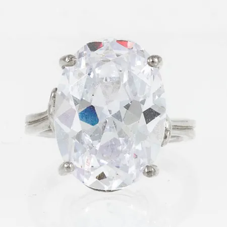 Värsta blingringen i silver med en cubic zirconia 18 x 13 mm. Stl:17¼. Bredd 2,8 mm. Guldfynd. Vikt 8,6g 925/1000.