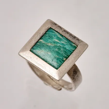 Ring i silver med grön sten, stl: 16½, öppen skena, bredd ca 4x15mm, 830/1000, 4g.  