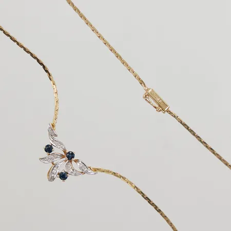 Collier med blåa stenar troligen safirer samt diamanter 6 x ca 0,002-0,005ct, 43cm, bredd 12-1mm, kistlås, 18K Vikt: 5,9 g