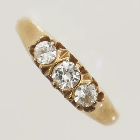 Ring med vita stenar stl:16½, bredd 1,8-4,8mm, aningen skev 18K  Vikt: 2,6 g