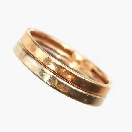 Ring tvåfärgad vitguld och rödguld, stl:17, bredd 4,7mm, något ojämn skena, 18k. Vikt: 1,4 g