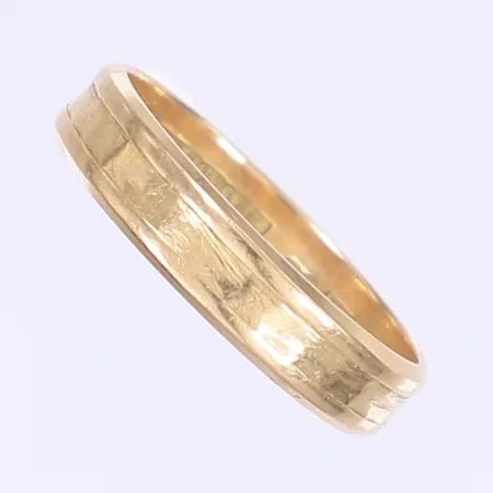 Ring med dekor stl 21¼  bredd 5mm gravyr 18K Vikt: 5,5 g
