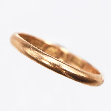 Ring slät, stl:20, bredd 2,9mm, gravyr, 18K. Vikt: 3,7 g