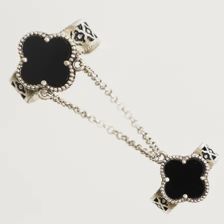 Fingersmycke med onyx stl:18 bredd 6,4mm och 15 bredd 5,1mm 925/1000 silver Vikt: 7 g
